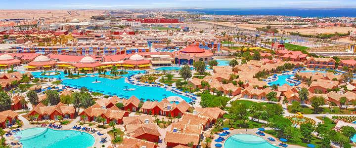 Übersicht von oben auf das weitläufige Areal des Pickalbatros Jungle Aqua Park Resorts – Neverland in Hurghada mit Blick auf das Rote Meer.