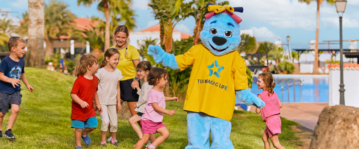 TUI MACIG LIFE Maskottchen MyMo bei Kinderanimations-Programm mit fröhlichen Kindern.