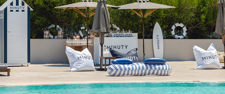 Die Château Minuty-Sommerlounge am Pool des Ella Elissa auf Rhodos verbindet entspanntes Poolambiente mit stilvoller Gestaltung und lädt zum Verweilen ein.